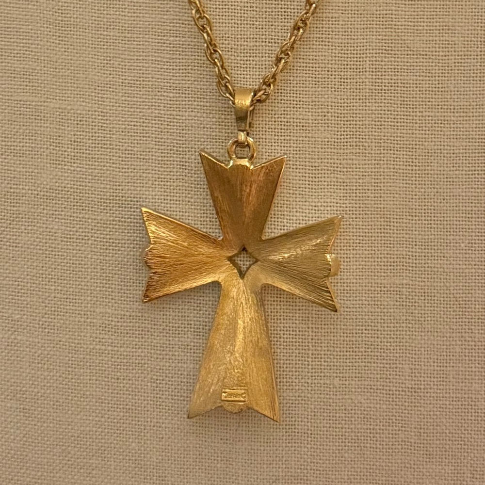 Vintage Crown Trifari 18k Gold Plate White Enamel Maltese Cross Pendant Necklace - Picture 5 of 6